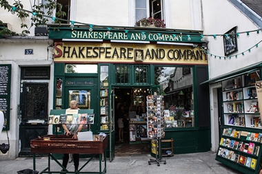 Shakespeare_and_Company_bookstore,_Paris_13_August_2013